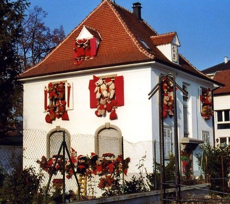 Weihnachtlich geschmücktes Haus in Colmar